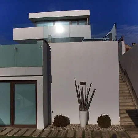 Villa De Diseno Con Impresionantes Vistas Al Mar Willa *